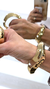 Bracciale Rigido Gena Design scultoreo e Ondulato