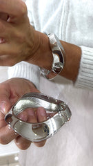 Bracciale Rigido Gena Design scultoreo e Ondulato