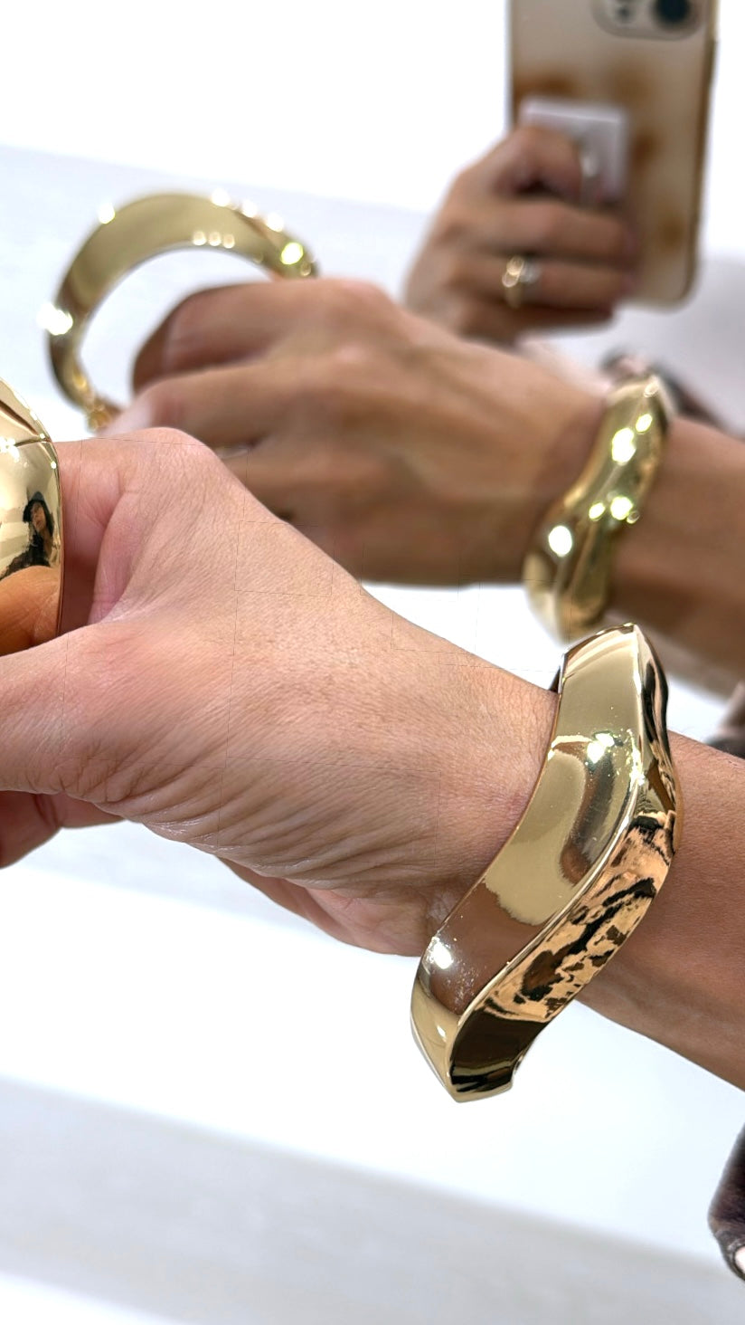 Bracciale Rigido Gena Design scultoreo e Ondulato