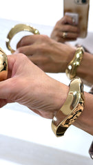 Bracciale Rigido Gena Design scultoreo e Ondulato