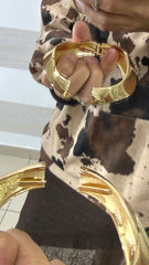 Bracciale Rigido Gena Design scultoreo e Ondulato