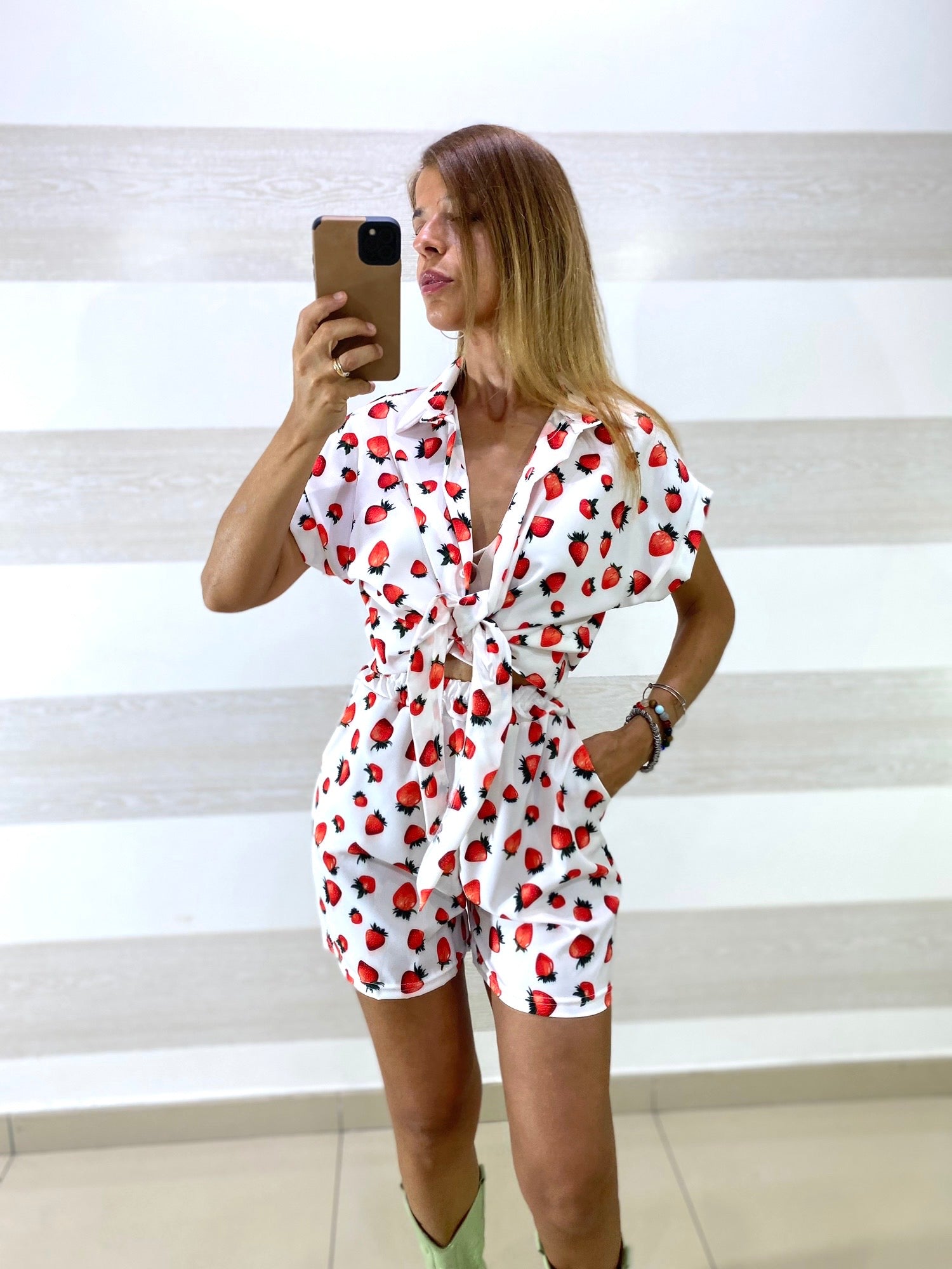 Coordinato Sasha Fantasia Fragole Shorts e Camicetta