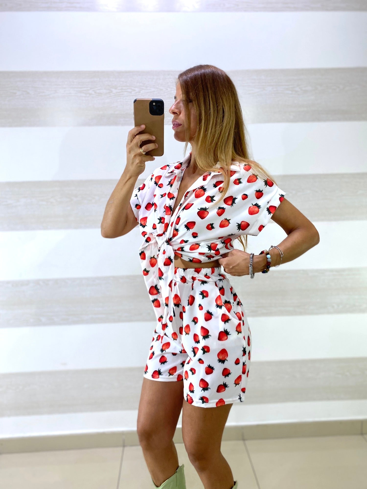 Coordinato Sasha Fantasia Fragole Shorts e Camicetta
