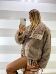 Eco Pelliccia Amanda Voluminosa Beige con Zip