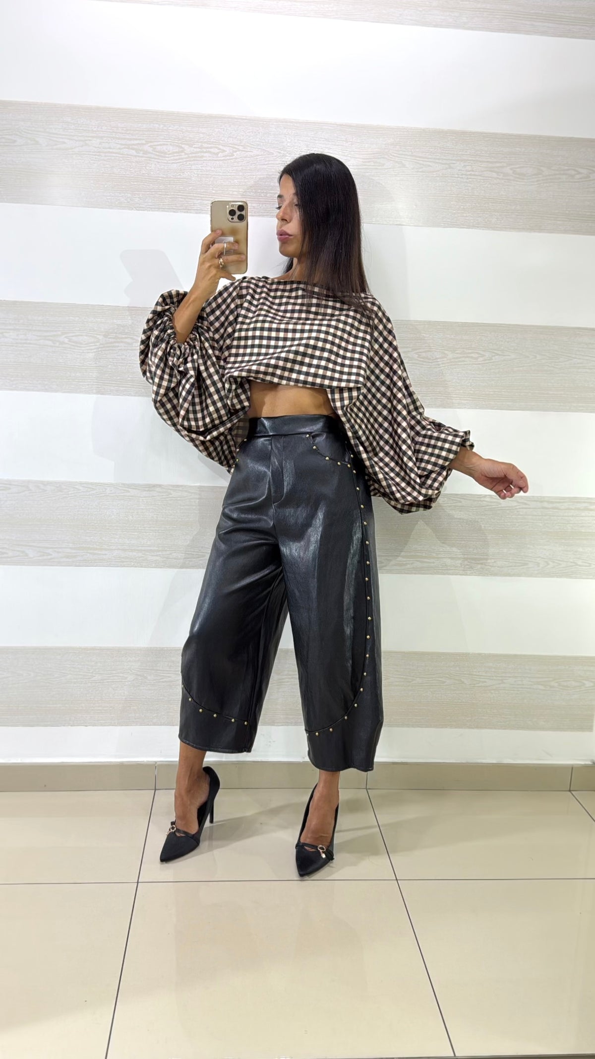 Pantaloni Gwenda alla Caviglia in Eco Pelle con Borchie