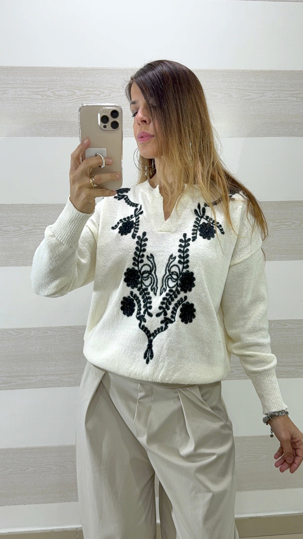 Pull Keysha in Filo con Ricami e Scollo a V