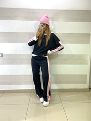 Tuta Caryl con Profili Bianchi e Bande Laterali Rosa