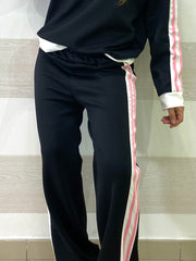 Tuta Caryl con Profili Bianchi e Bande Laterali Rosa