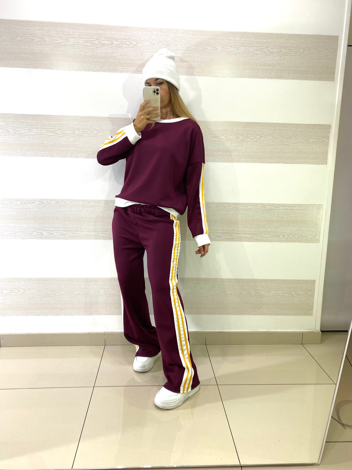 Tuta Caryl con Profili Bianchi e Bande Laterali Gialle