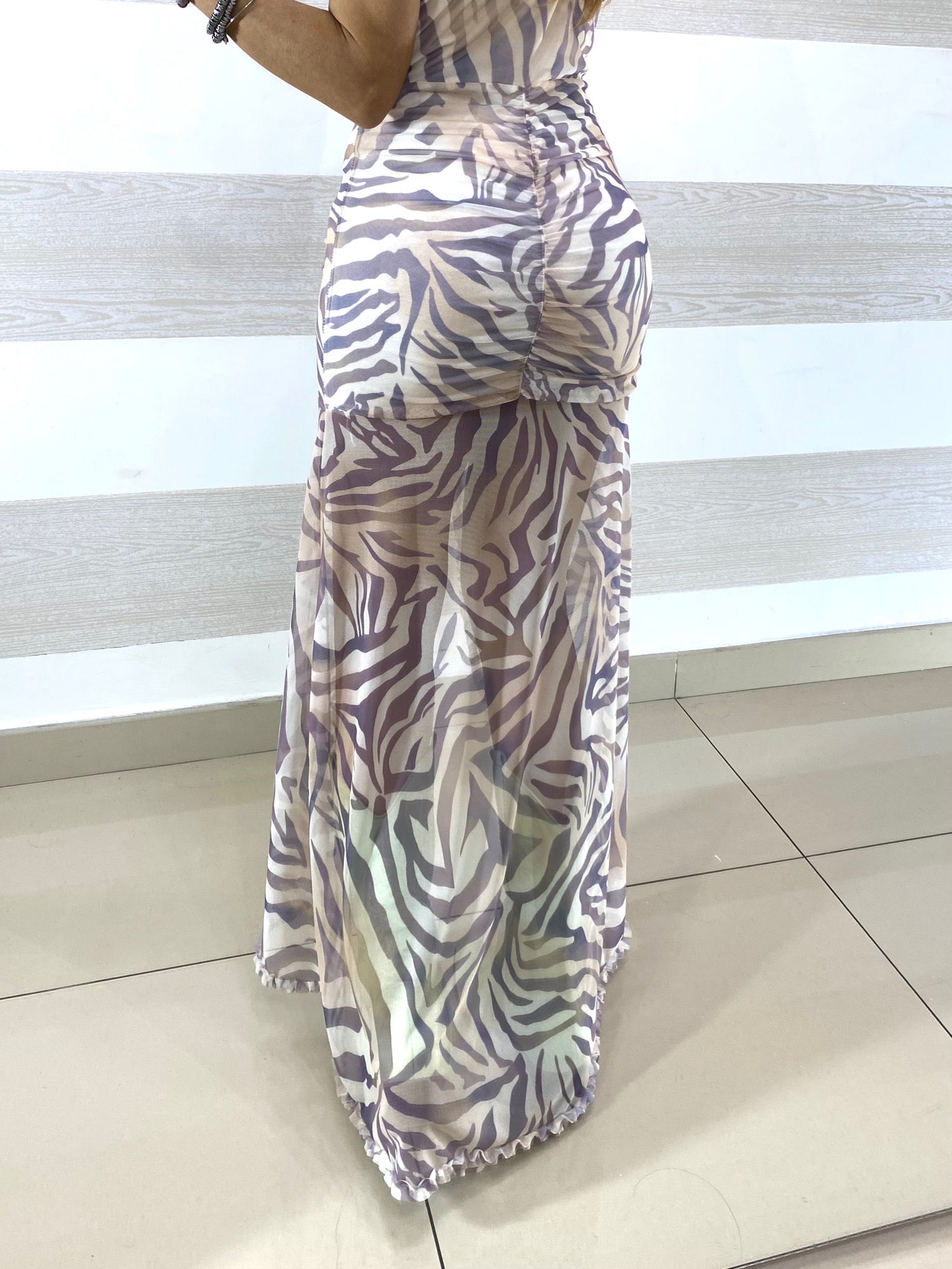 Vestito Lucilla in Tulle Zebrato con Spacco e Scollatura Profonda